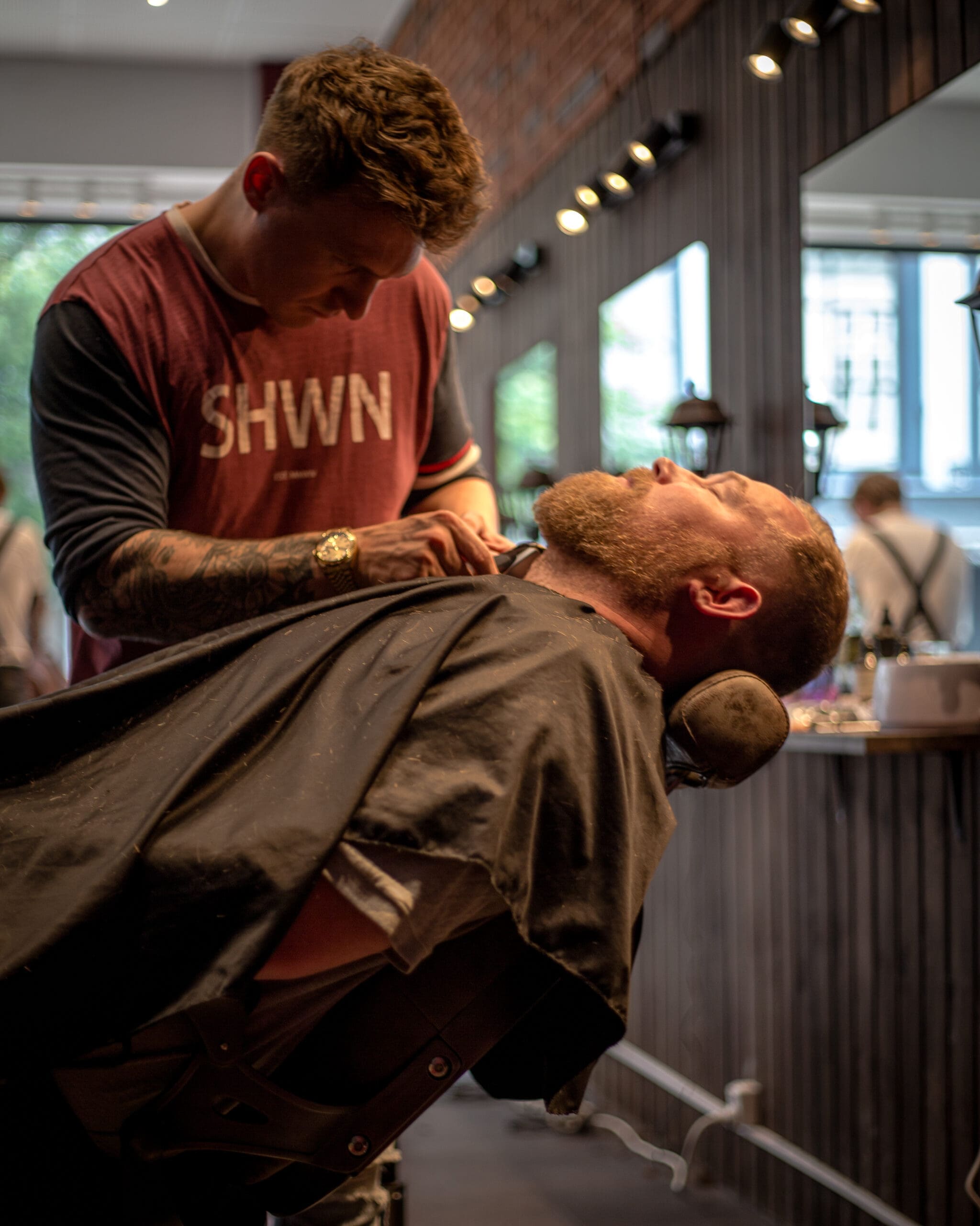 Lasse barbere kunde hos Carlsens Barbershop Odense