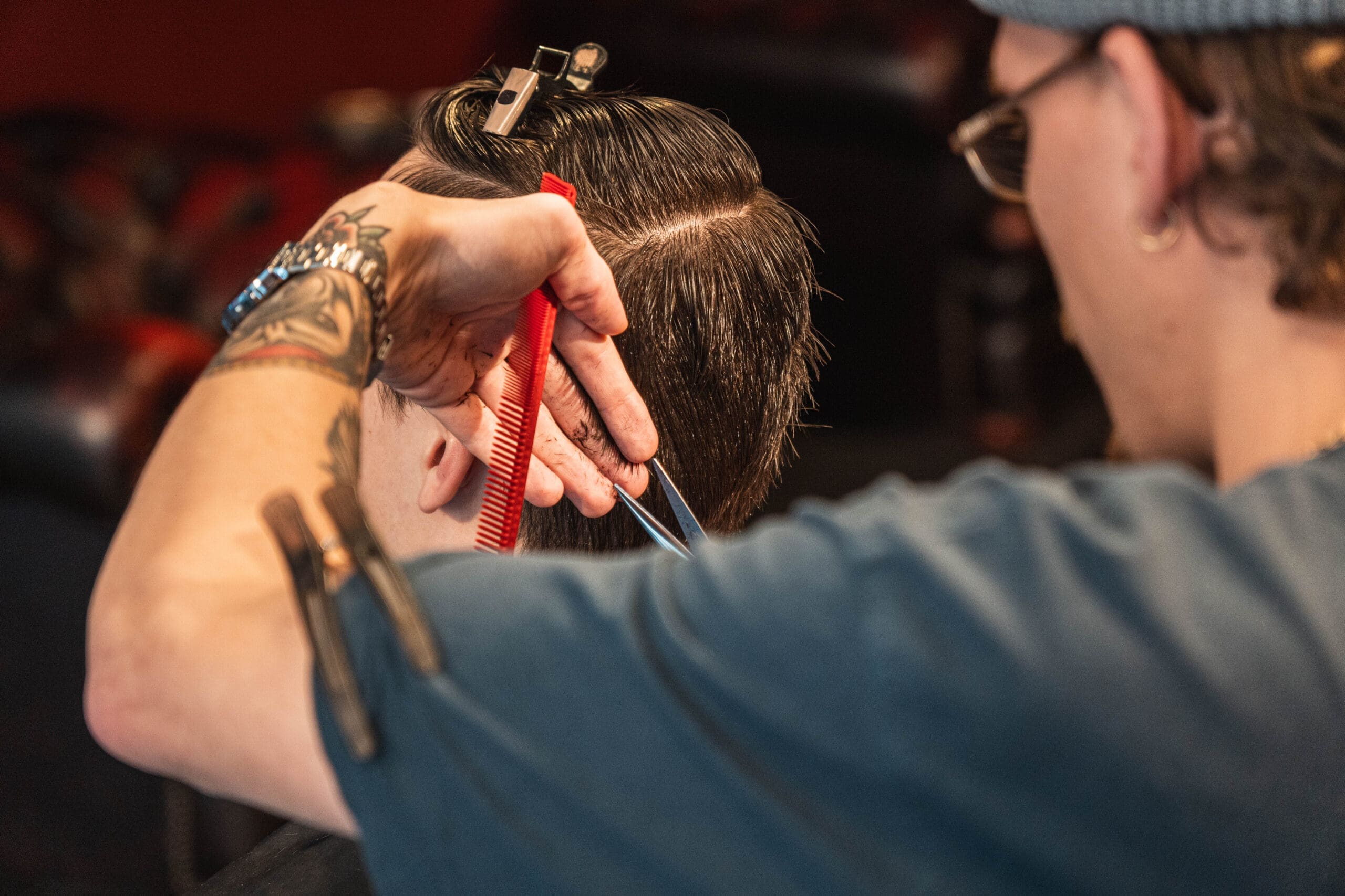 Kunde bliver klippet hos Carlsens Barbershop