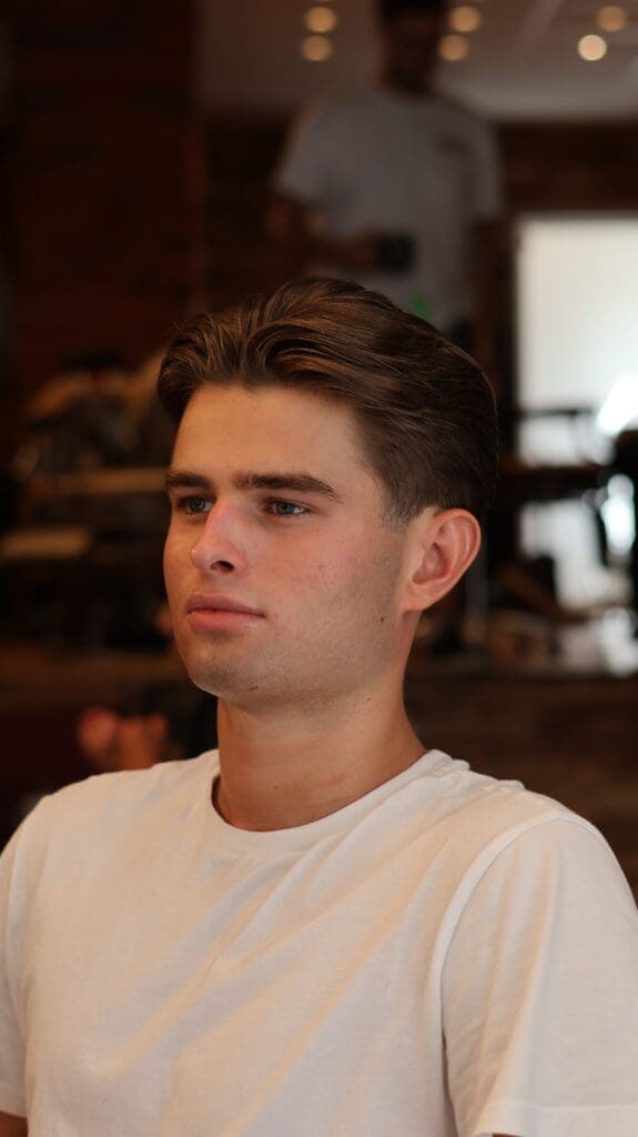 Slickback klippet hos Carlsens Barbershop Odense