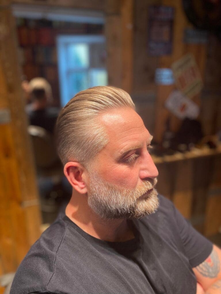 slickback klippet hos Carlsens Barbershop Odense
