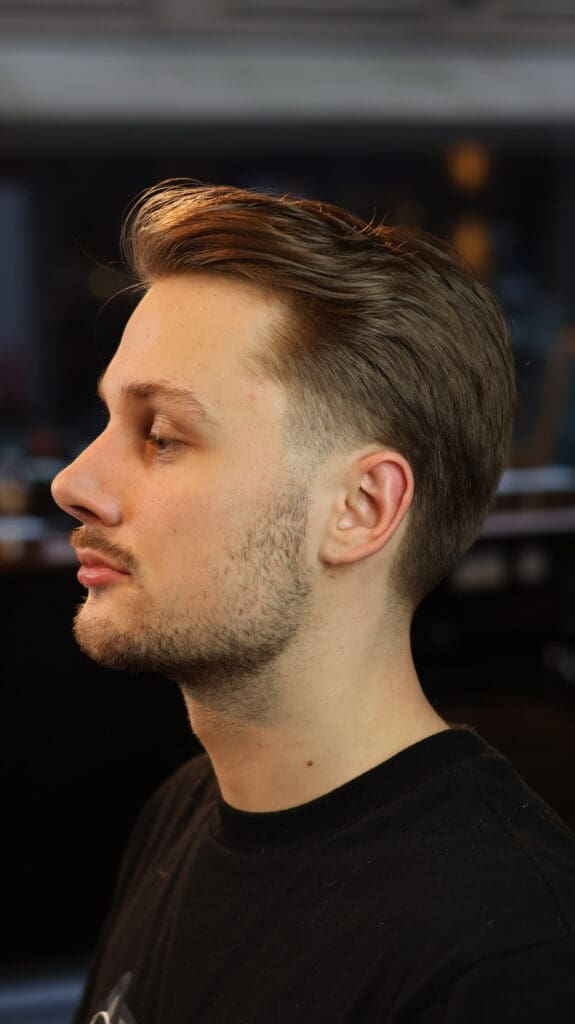 Slickback klippet hos Carlsens Barbershop Århus