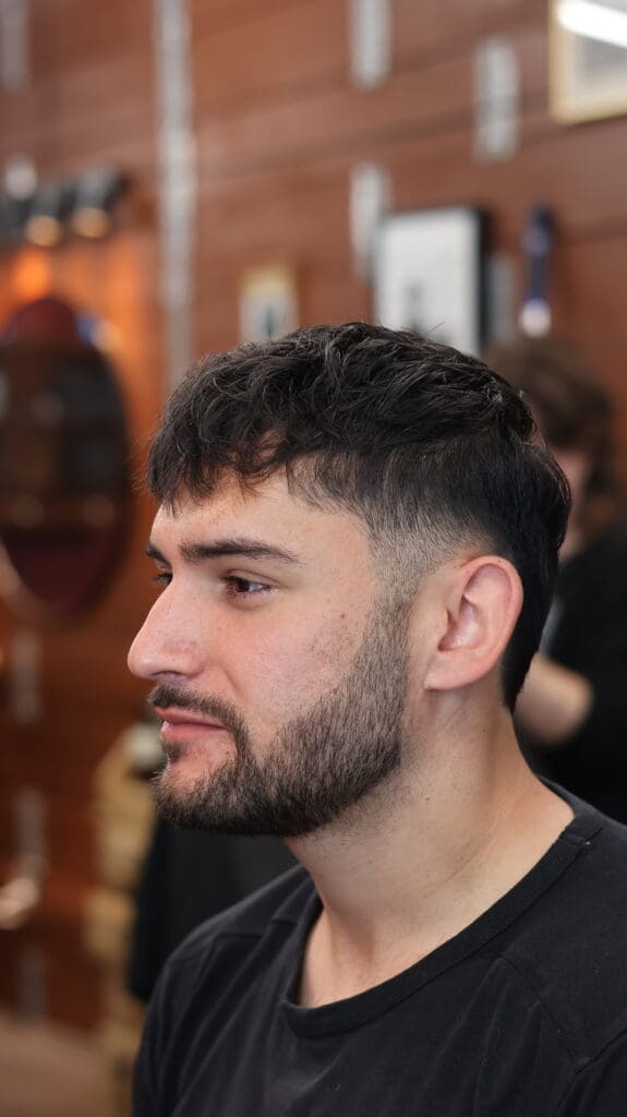 Taper fade med textured fringe hos Carlsens Barbershop Århus