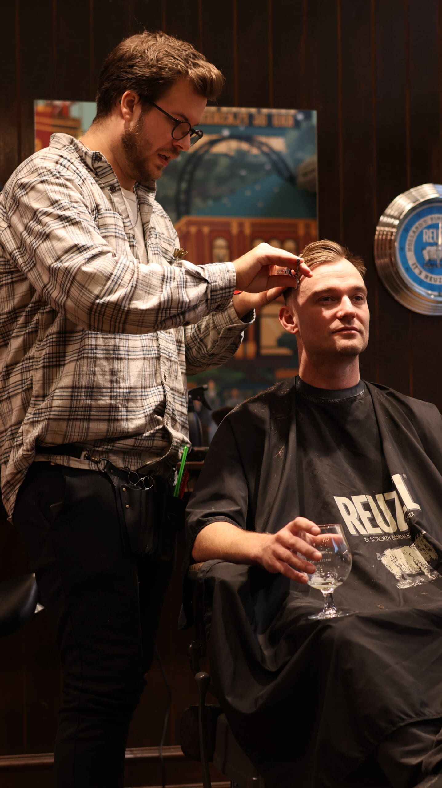 Matthias klipper kunde hos Carlsens Barbershop København
