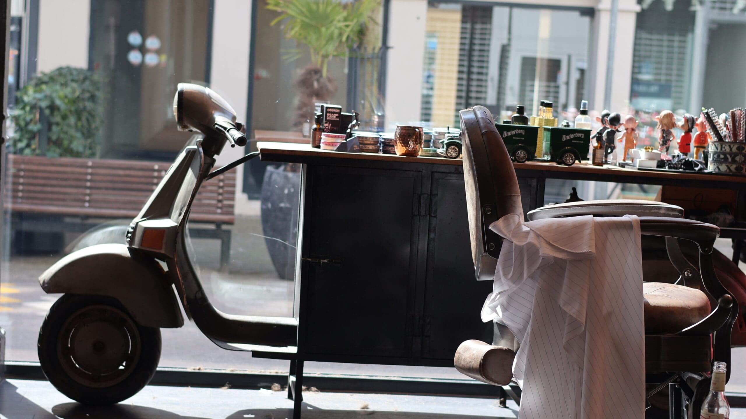 Stemningsbillede af Vespa fra Carlsens Barbershop Kongensgade