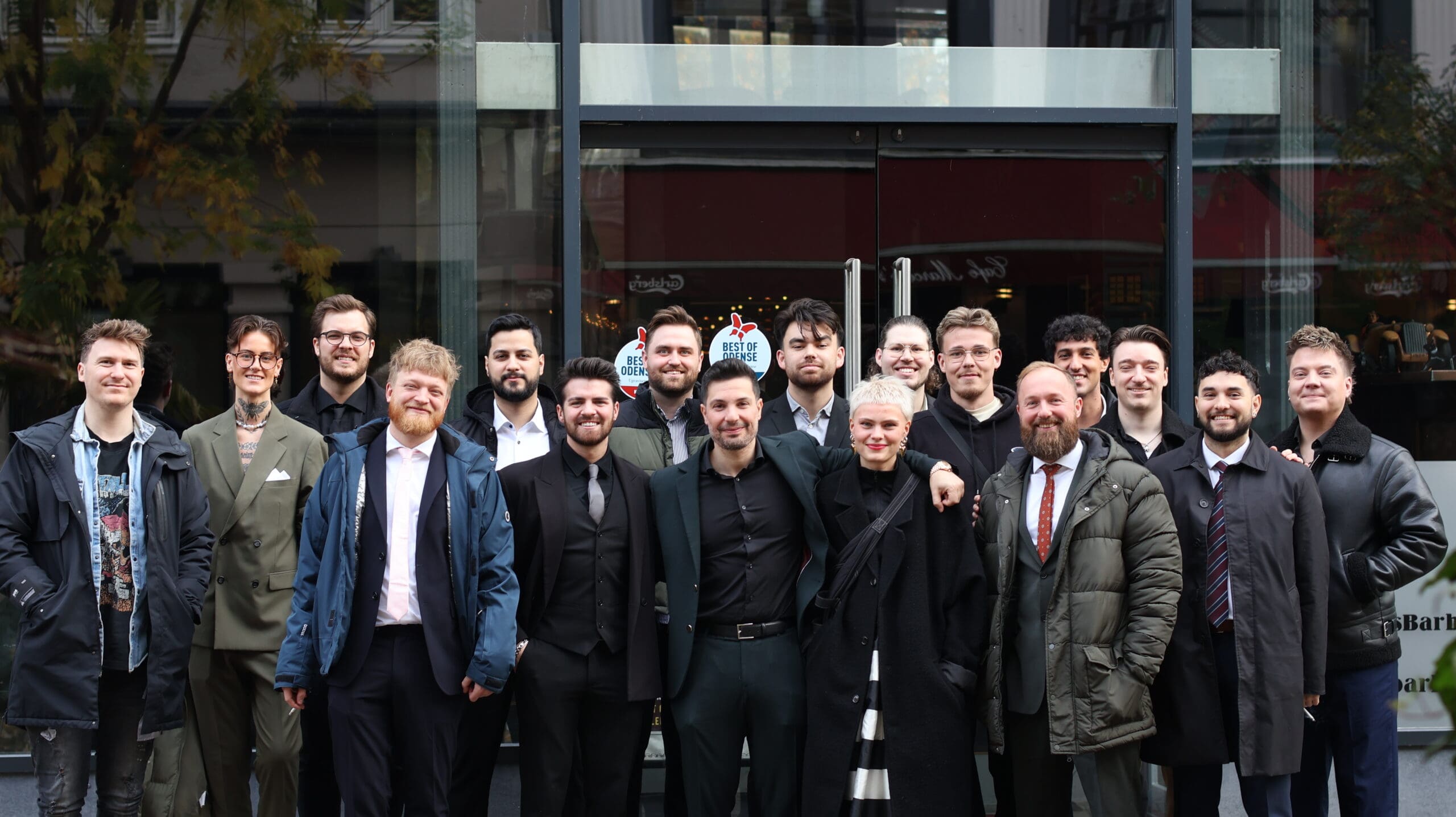 Gruppe bilelde af personalet hos Carlsens Barbershop