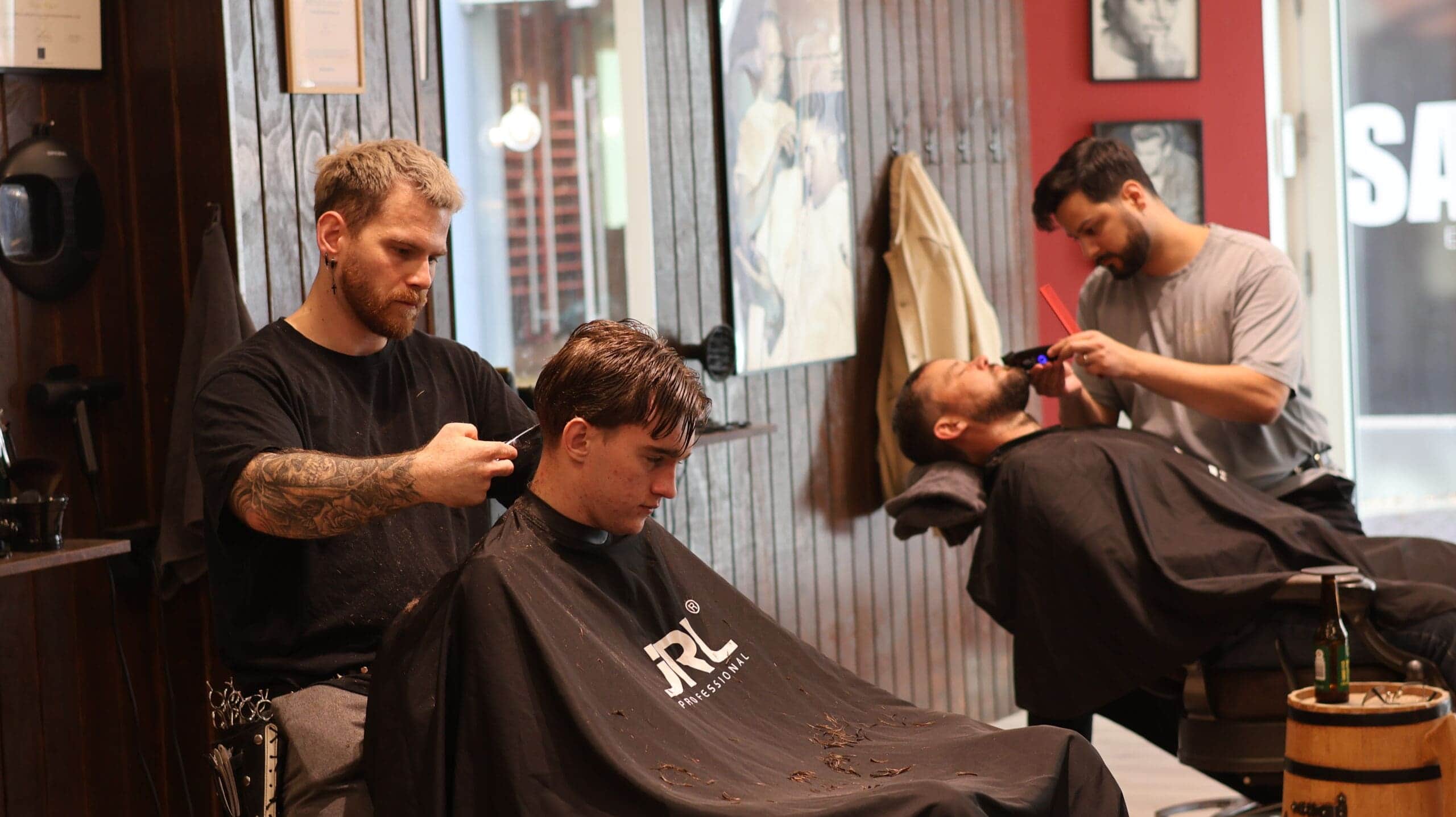 Oliver og Kenan klipper og barbere kunder hos Carlsens Barbershop Svendborg